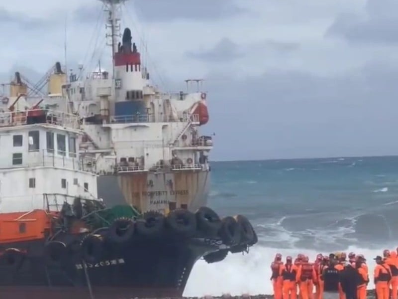 中鋼巴拿馬籍貨輪擱淺化仁海灘