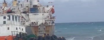 中鋼巴拿馬籍貨輪擱淺化仁海灘