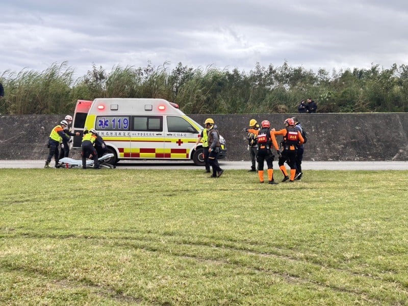 為救擱淺貨輪拖船也擱淺 船員因此受傷由黑鷹救出