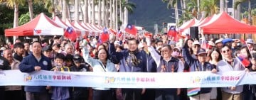 新城創鄉80周年元旦升旗健走 何禮臺施政幸福有感 六千鄉親熱情參與