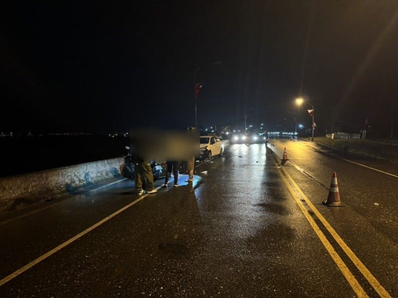 機車自摔滑入對向車道再撞上自小客騎士不治