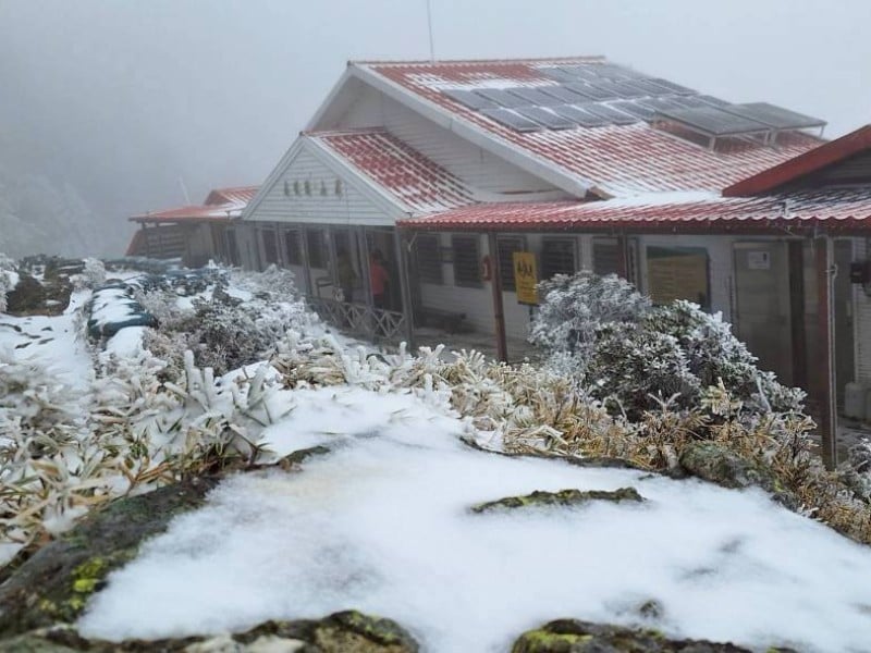 寒流報到嘉明湖步道降雪 山屋周邊積雪2至3公分銀白美景現身