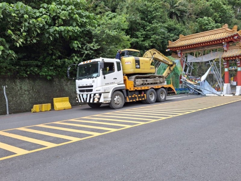 太魯閣牌樓修復工程施工架遭撞損，初步評估主體結構未受損，太管處追究後續責任