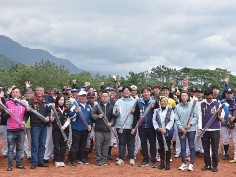 市長盃慢壘賽寒風中熱血開打