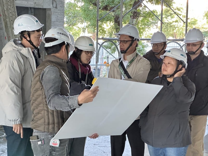 花蓮縣文化局局長陳建村至花蓮新建圖書館工程會勘最新進度及使用機能