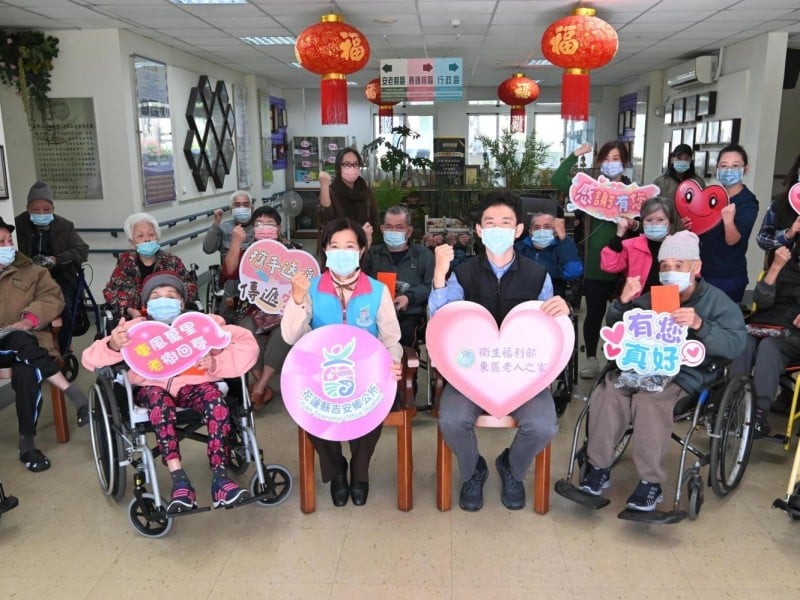 歲末傳愛暖人心 游淑貞探視東區老人之家致贈賀年祝福