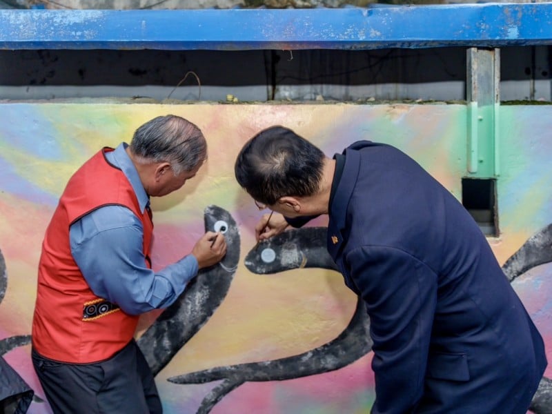 彩繪壁畫點睛 ! 豐濱「大港口舊營區」活化正式啟動 部落長輩、藝術家及各界共同參與