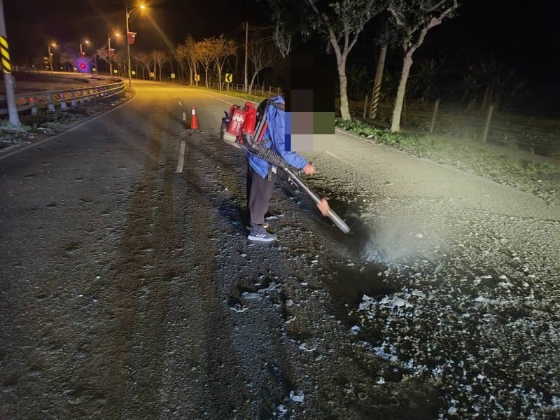 夜間台9線鳳林段車道｢砂石散落滿地｣ ! 鳳警熱心協助清除