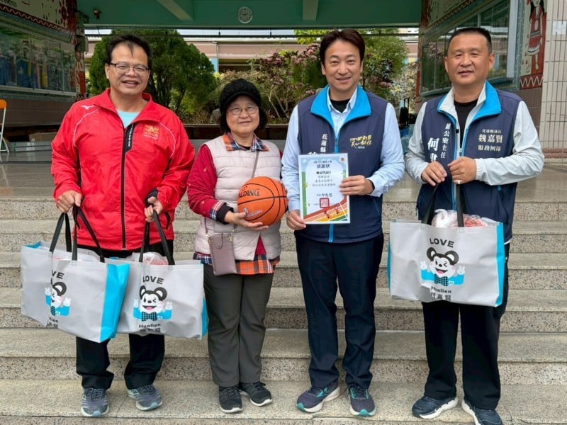 魏嘉賢與縣籃委會主委劉原良 捐贈吉安三校百顆籃球