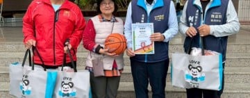 魏嘉賢與縣籃委會主委劉原良 捐贈吉安三校百顆籃球