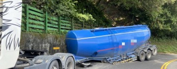 曳引車後方槽桶在蘇花東澳段陷邊溝