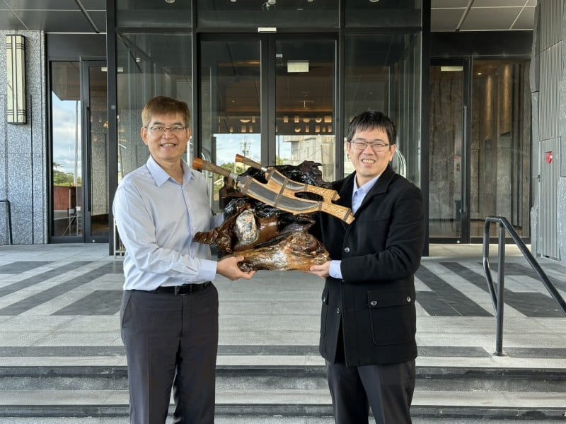 新城警分局長榮陞 同仁不捨 獻上祝福