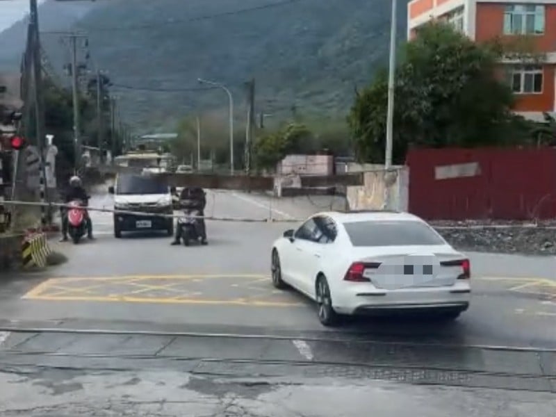 民眾PO文「汽車闖入平交道臨停黃網線上」 鐵警：將依法告發