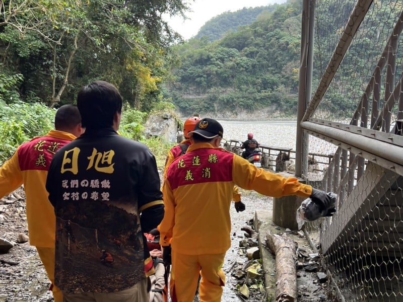 砂卡礑步道發生墜落事故　消防人員垂降25公尺救援送醫