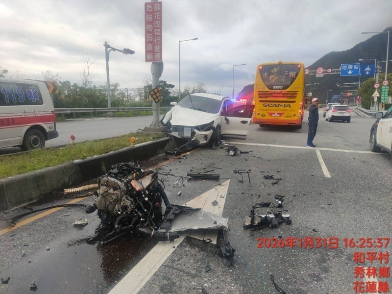 休旅車自撞蘇花分隔島