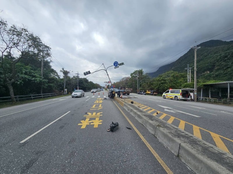 民眾自撞號誌燈桿造成駕駛、乘客兩人受傷  新城警呼籲應注意車前狀況已確保用安全