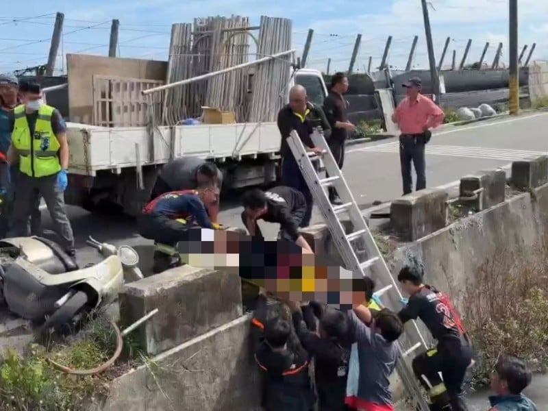 台東市重慶路貨車與機車對撞 65歲騎士遭拋飛墜溝　送醫搶救不治