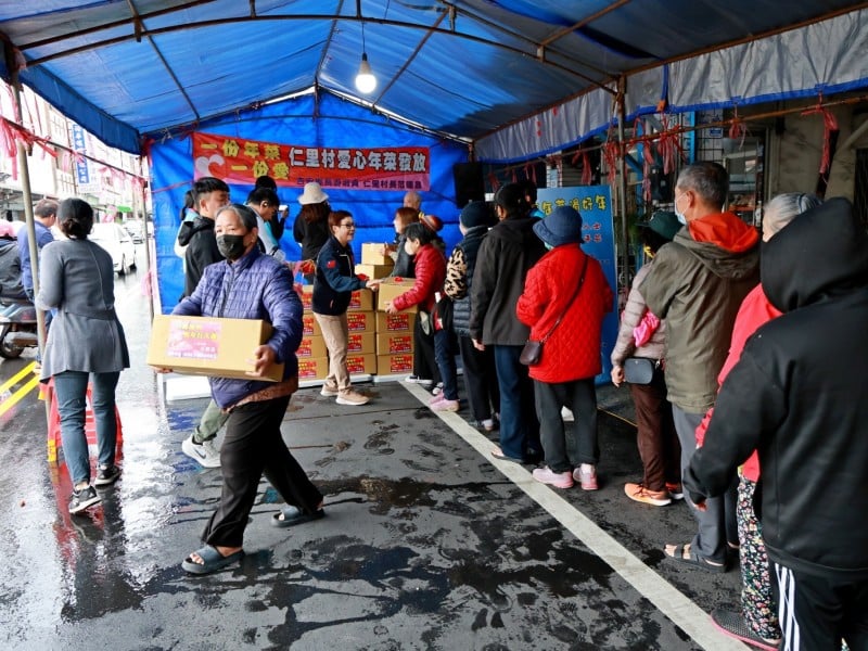 游淑貞、范國昌結合在地善心企業 辦理吉安鄉愛心年菜發放贈送春聯