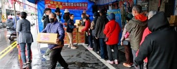 游淑貞、范國昌結合在地善心企業 辦理吉安鄉愛心年菜發放贈送春聯