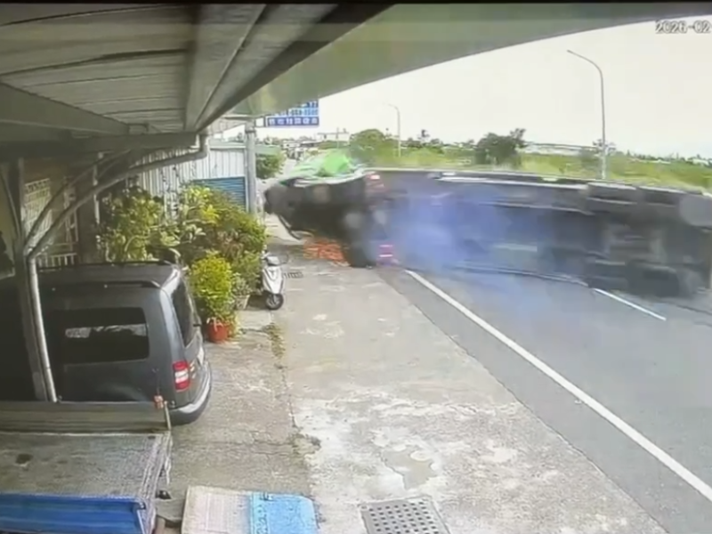 台東市中興路六段清晨拖板車失控衝撞民宅　36歲駕駛當場死亡