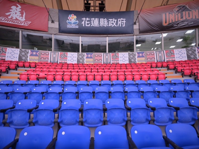 花蓮縣立棒球場全修整修後首場活動 觀看統一獅春訓抽簽名球