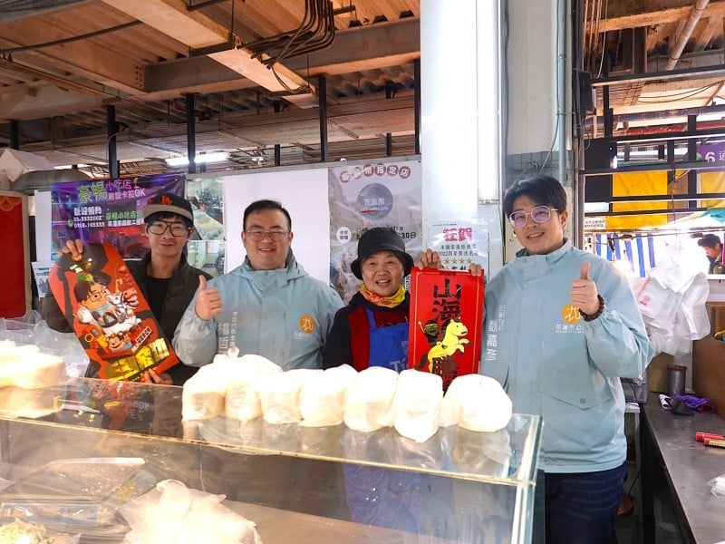 魏嘉彥春節前夕走訪市場拜早年送春聯