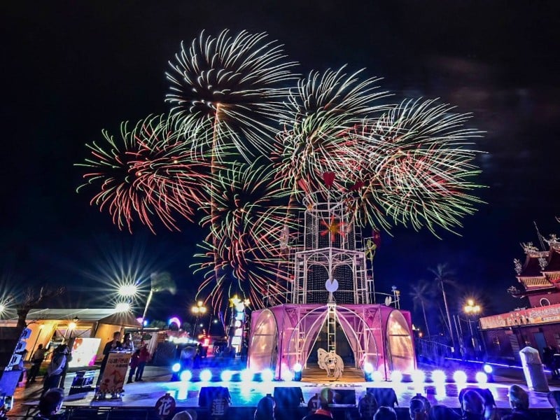 2026 花蓮太平洋燈會盛大開幕 人潮齊聚 光影、音樂、絢麗煙火 「會呼吸的奇蹟之塔」絕美首演