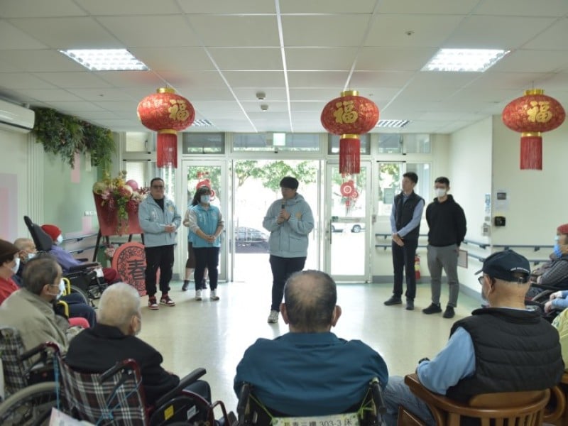 魏嘉彥至東區老人之家致贈春節禮金