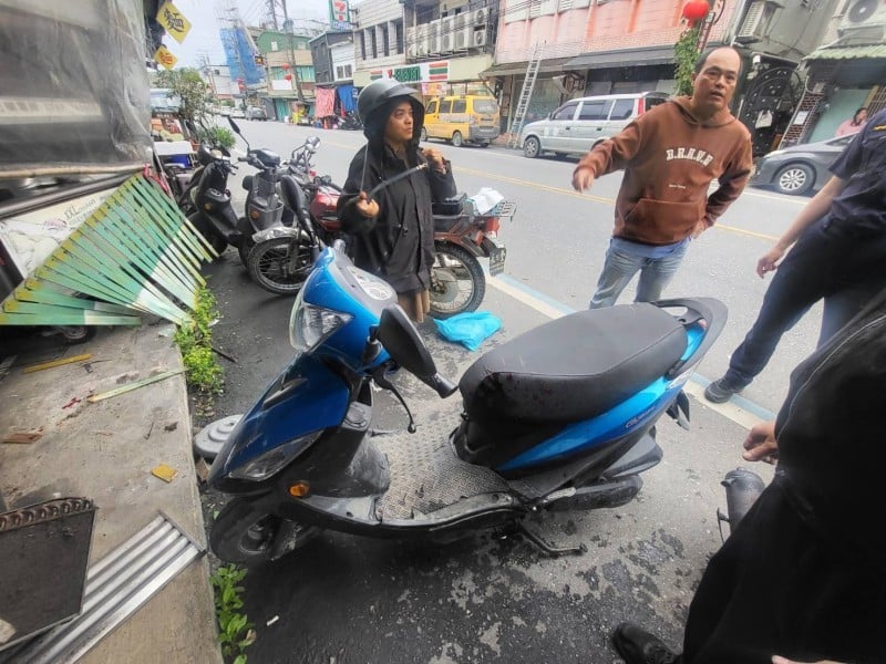 爸爸停機車未熄火 小孩誤觸油門撞上雞排攤