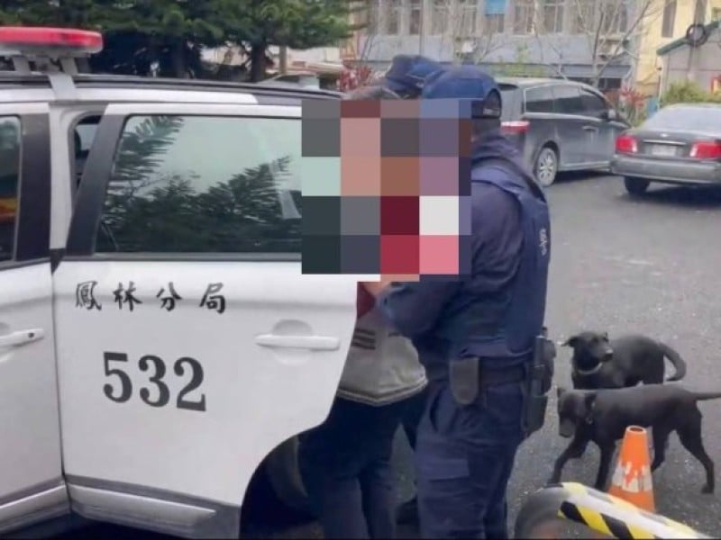 酒醉男一早持刀斧失控咆哮