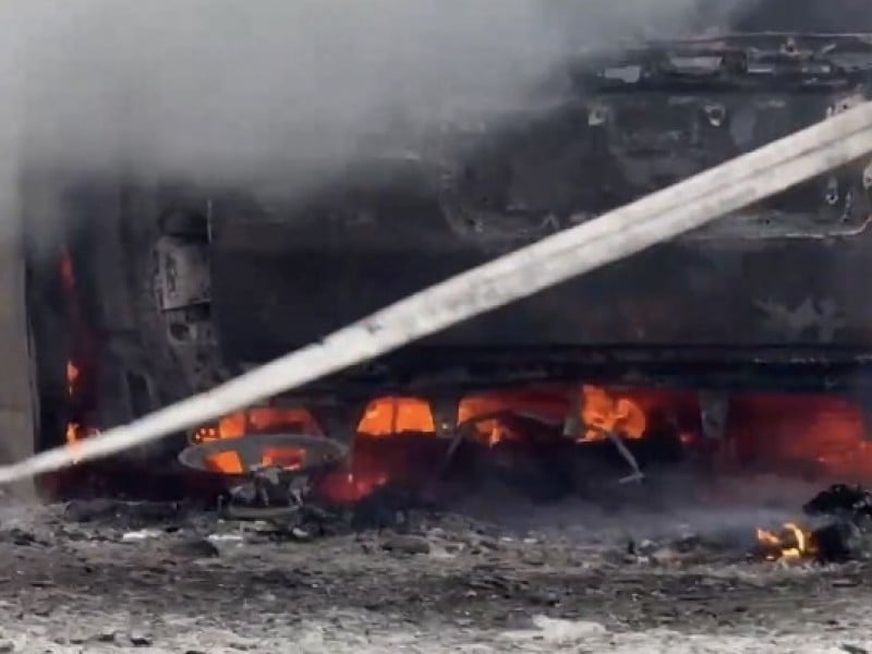 岸邊驚傳火燒車 ! 計程車突起火燒剩空架