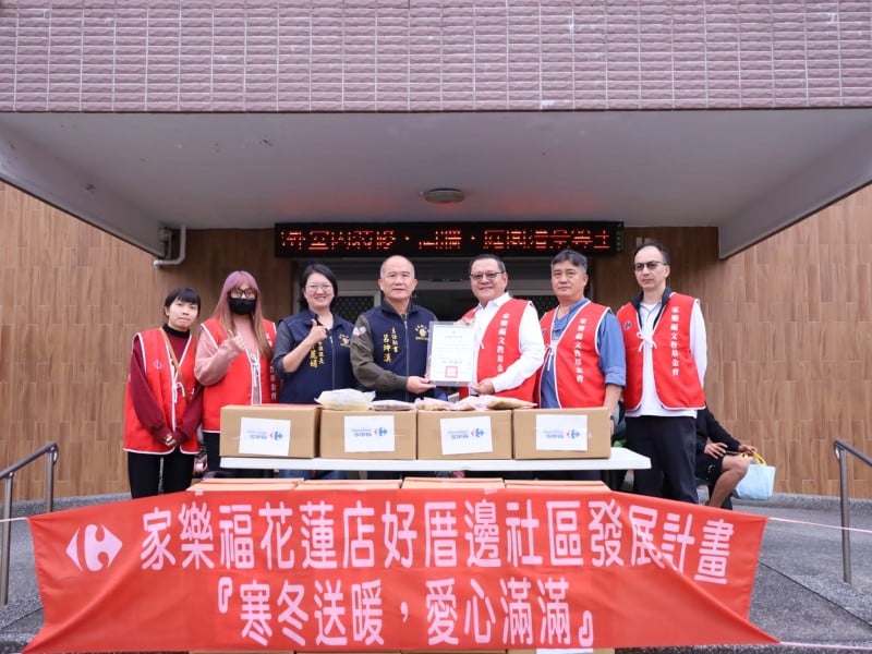 家樂福捐贈新城鄉低收鄉親「愛心年菜」30份 鄉長何禮臺表達感謝