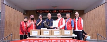 家樂福捐贈新城鄉低收鄉親「愛心年菜」30份 鄉長何禮臺表達感謝