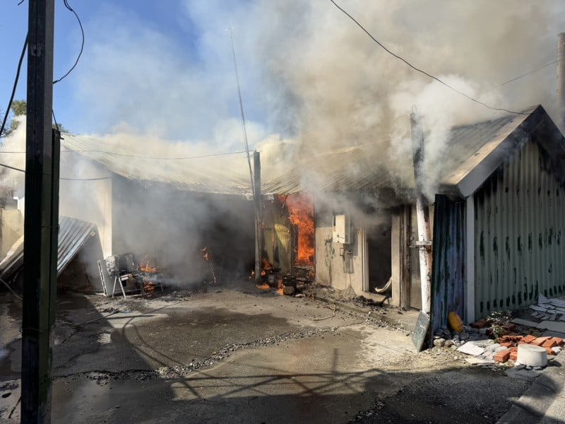 玉里鐵皮屋清晨全面燃燒　屋主逃生腳傷送醫　起火原因待查