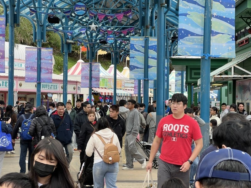 海洋公園初一中午前近3000人入園