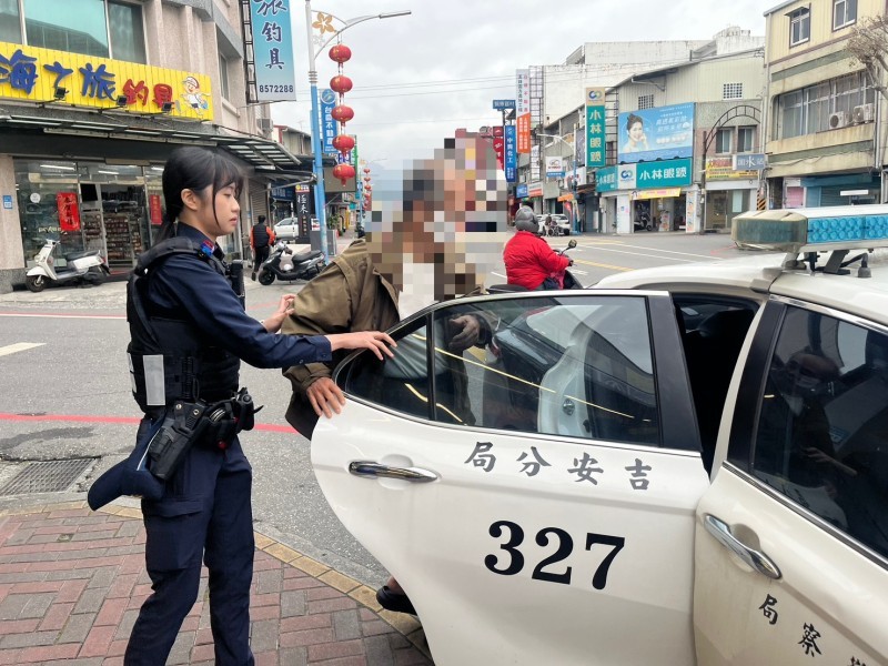 老翁遇強風不慎跌倒 波麗士護送返家