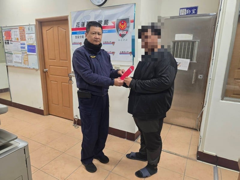 暖警自掏腰包圓遊子團圓夢