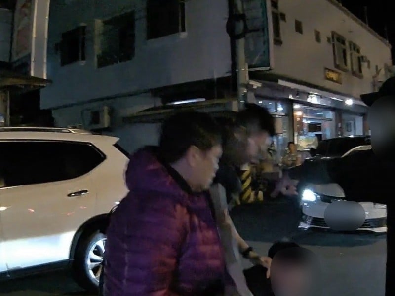 驚嚇嬰兒鋁棒都拿出來了 ! 買彩票開車被擋按喇叭 被嗆「開賓士有什麼了不起」