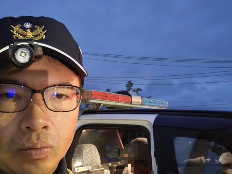 腳痛婦人夜困路口 暖警親送返家