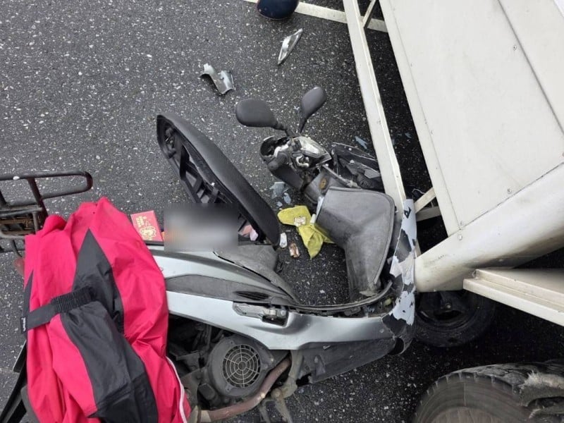 大貨車左轉撞上直行機車騎士挫傷