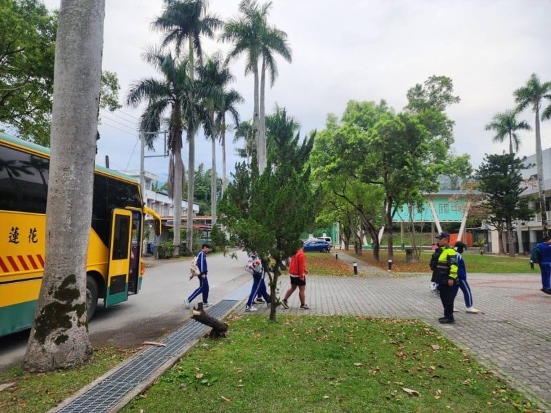 玉里警長開學日率隊護童 強化校安、識詐反毒