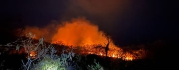 大批警義消徹夜搏鬥、出動空勤直升機 ! 知本捷地爾雜草 延燒61公頃