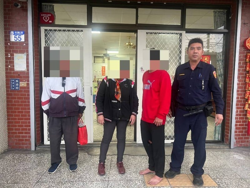 與友人到光復走丟 ? 鳳警安撫走失嘉義男 熱心助返家
