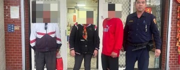 與友人到光復走丟 ? 鳳警安撫走失嘉義男 熱心助返家