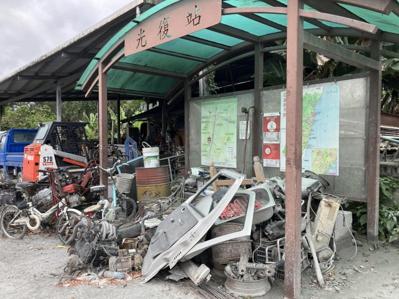 公車光復站堆滿廢棄物 ! 民眾貼文 : 旅客只能站路邊等車