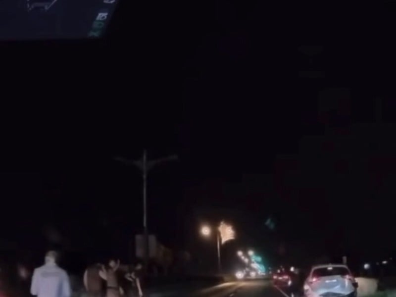 失速2路口連撞3車 ! 民眾 : 隔壁車道失控高速闖紅燈