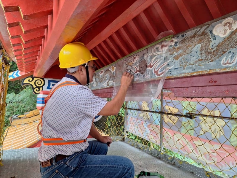 「太魯閣牌樓」再現風華 !  「彩繪匠師」巧手操刀更吸睛 同步「錦文橋人行步道」修復完成