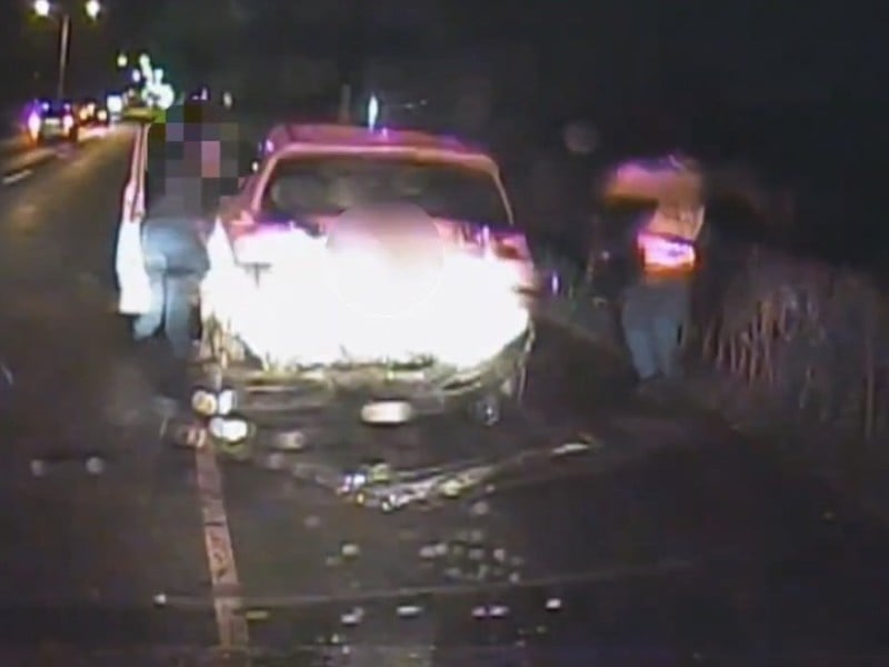 加油站旁夜間車禍 2人送醫