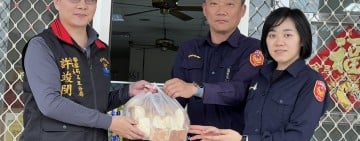 分局長親送烤饅頭 ! 228連假慰勞崗哨員警