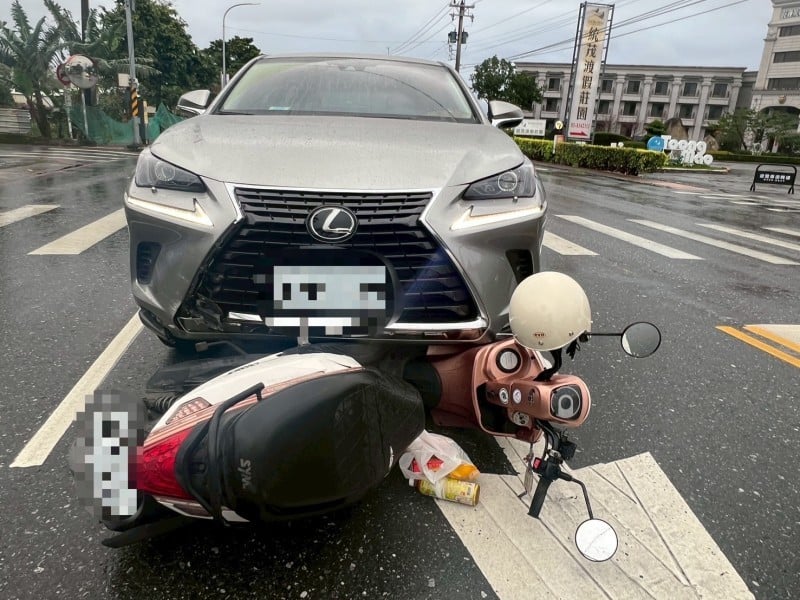 自小客與機車相撞 騎士挫傷送醫